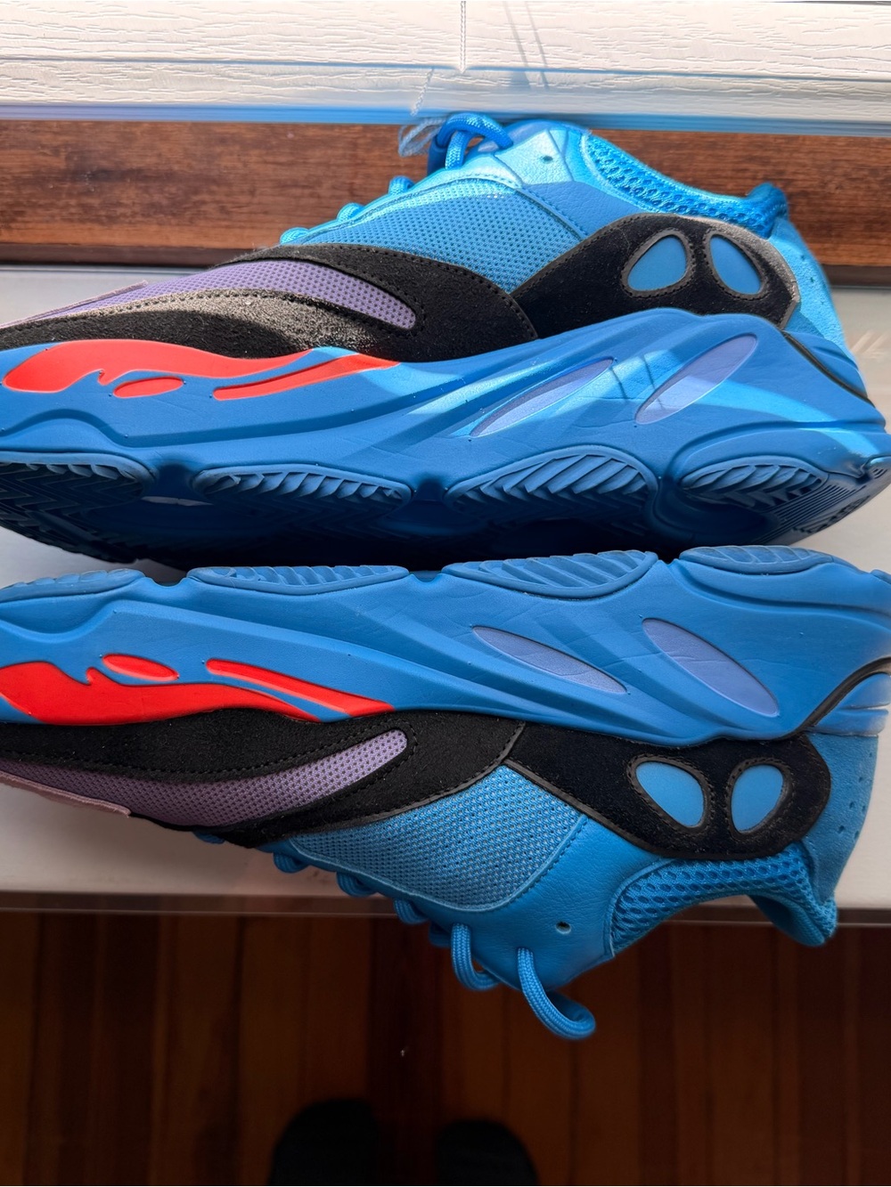 Yeezy Boost 700 "Hi-Res Blue - Picture 3 of 6